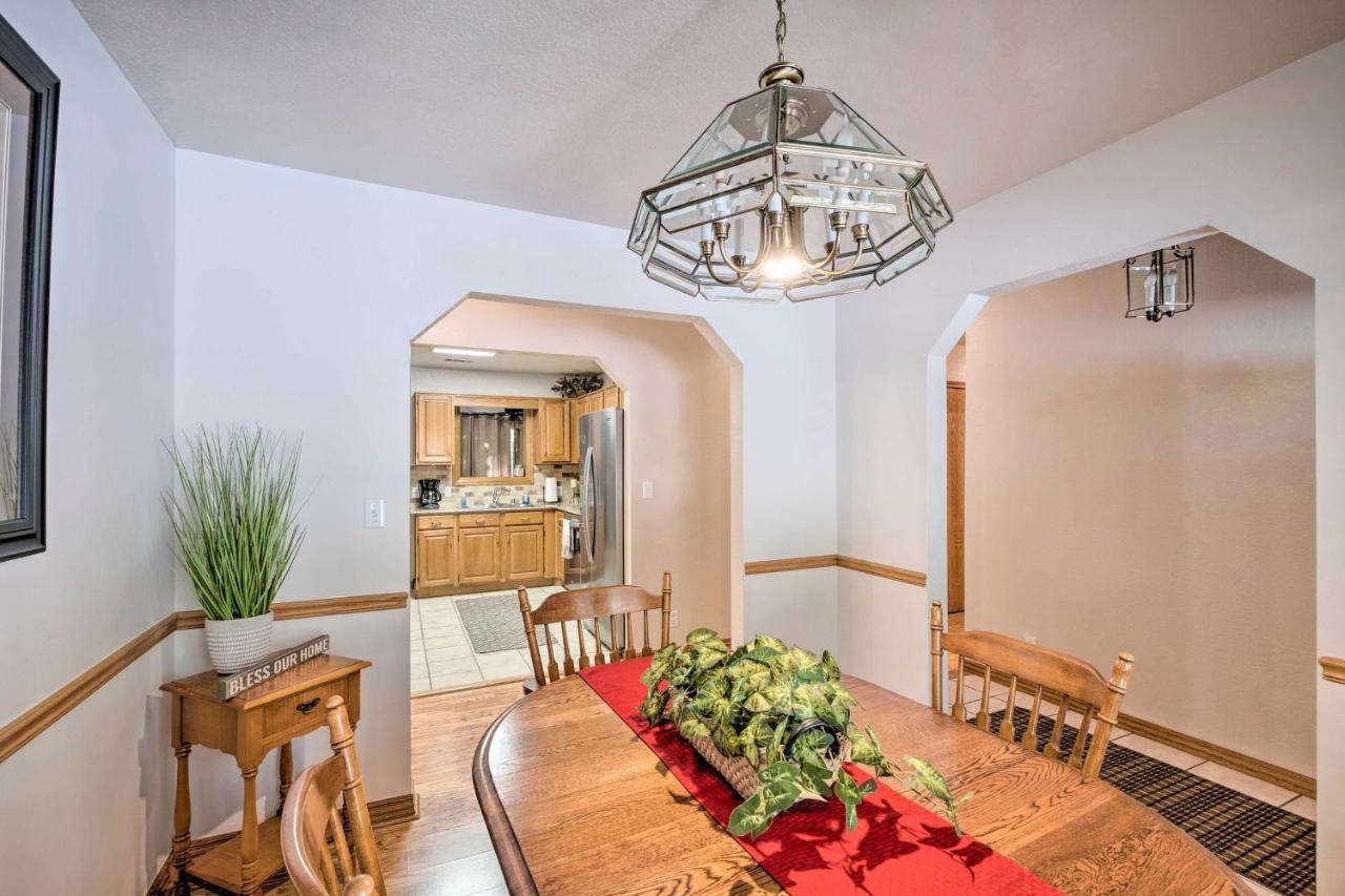 Beautiful Ozark Oasis With Deck Walk To Beaver Lake โรเจอร์ส ภายนอก รูปภาพ