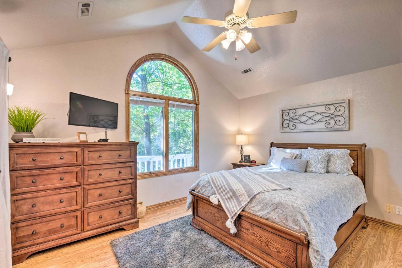 Beautiful Ozark Oasis With Deck Walk To Beaver Lake โรเจอร์ส ภายนอก รูปภาพ
