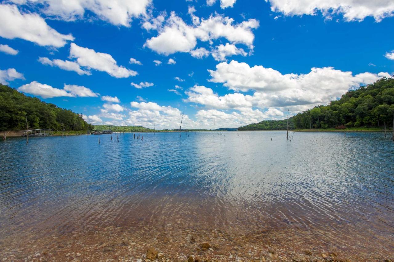 Beautiful Ozark Oasis With Deck Walk To Beaver Lake โรเจอร์ส ภายนอก รูปภาพ